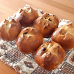 .昨夜焼けなかったので、今日は朝から焼いて. . .焼きたてパンのブランチ🎵全粒粉入りのレーズンパン🍞トッピングのお砂糖は、ザラメがあればよかったんだけど、なかったのでグラニュー糖で。2&hellip;のInstagram画像