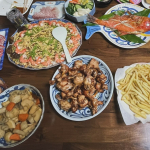 我が家の定番ちらし寿司✨お祝い事の時はこればかり😊大皿の盛り付けは大家族ならではです🐟#PR #モンマルシェ株式会社 #野菜をMOTTO #野菜をもっと #クリスマス #モンマルシェ #mo&hellip;のInstagram画像