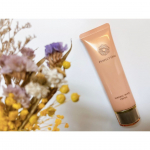 .年齢を重ねるにつれて・顔以外にもスキンケア頑張らないと&hellip;でも何しよう&hellip;・首や手ってメイクじゃカバーできず、年齢が出やすい&hellip;って感じるこの頃😵&zwj;💫😵&zwj;💫何か良いアイテムがないかなって気にな&hellip;のInstagram画像