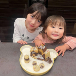 u0040nina__mama_ ⁡こねこねっとお菓子の家づくりー𖠿⁡おかしのまちをつくろうの手づくりキットで作ったよ⋈⁡材料をこねておうち型のクッキーを焼いたらアイシングやチョコペ&hellip;のInstagram画像