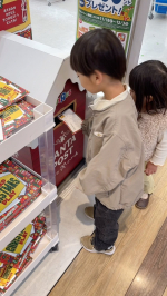 この前書いたサンタさんへのお手紙をトイザらスのサンタポストに出しに行ってきた🎅🎄⁡お兄ちゃんわくわくしながらお手紙をポストに入れてた💌トイザらスのCM見るたびに手紙出したいって言ってたからな✨&hellip;のInstagram画像