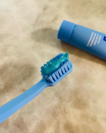 クラプロックスビーユー 歯ブラシ+歯みがきパックを頂きました✨5,460本のブラシ毛植毛の使いやすい大人サイズの歯ブラシですラメ入りでキラキラ✨してます♡♡泡立ちもよく爽快感があってお口の&hellip;のInstagram画像