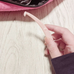 小回りがきく超コンパクトT型カミソリ 🌼顔用なのだけど、私は主に指のムダ毛処理に使ってます。めちゃくちゃ便利！眉上、眉尻とこめかみの生え際の間も剃りやすくていい(ˊ˘ˋ* )普通の横長のカミ&hellip;のInstagram画像