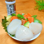 海鮮丼❤炊きたてごはんにほたて・サーモン・アボカドのっけただけの簡単どんぶり。おちょぼ口だし正油。ボトルの口から1滴ずつ出て過ぎない。かつおの風味のまろやかなだし醤油でわさびをつけて&hellip;のInstagram画像