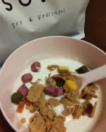 カゴメさんの新感覚シリアル✨soveをモニターさせていただきました🥰2種の大豆フレークと4色の野菜キューブ大豆フレークはサクサクしてとても軽やか大豆の風味もしっかり✨野菜キューブはフワ&hellip;のInstagram画像