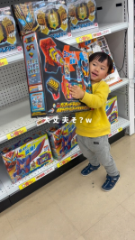 昨日はトイザらスへ行ってプレゼント🎁を買ってもらったくせにちゃっかりサンタさんにお手紙を書いたら朝起きたらまたサンタさんからプレゼントがきたよ？？？😌🙏寝室に🌲を移動させていたふみはるサン&hellip;のInstagram画像