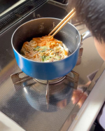 【簡単！チゲうどん】辛いもの大好きな息子（小2）と一緒にキンレイのチゲうどんを作って食べました！寒い日はこれだね😊👍✨作り方は、／鍋にポンと入れるだけ！水もいらない！＼&hellip;な&hellip;のInstagram画像