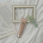 年々気になるシワや、荒れ🍃特に手の年齢とか、デコルテの年齢とかケアしてないと意外と見られてるなんて事も&hellip;これ１本で5役の多機能すぎる美容液【パーフェクトワン 薬用SPリンクル ホワイトクリ&hellip;のInstagram画像