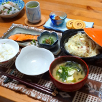 .昨日今日と仕事始めの方も多かったのでしょうか?まだお正月食材の名残もある1/4の食卓ですが、色々な意味でそろそろ通常運転に戻らないといけませんね. . .🍴この日の献立🍴・豚バラと白菜の&hellip;のInstagram画像