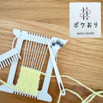 🧸PR🧸いろんなところで使える画期的なハンドメイド道具🪡妊娠してバタンキューで全然できてなくてやっと先日体調がいいときにやってみたよ🥰手のひらサイズのかわいい織物機🧸最初から全部道具&hellip;のInstagram画像