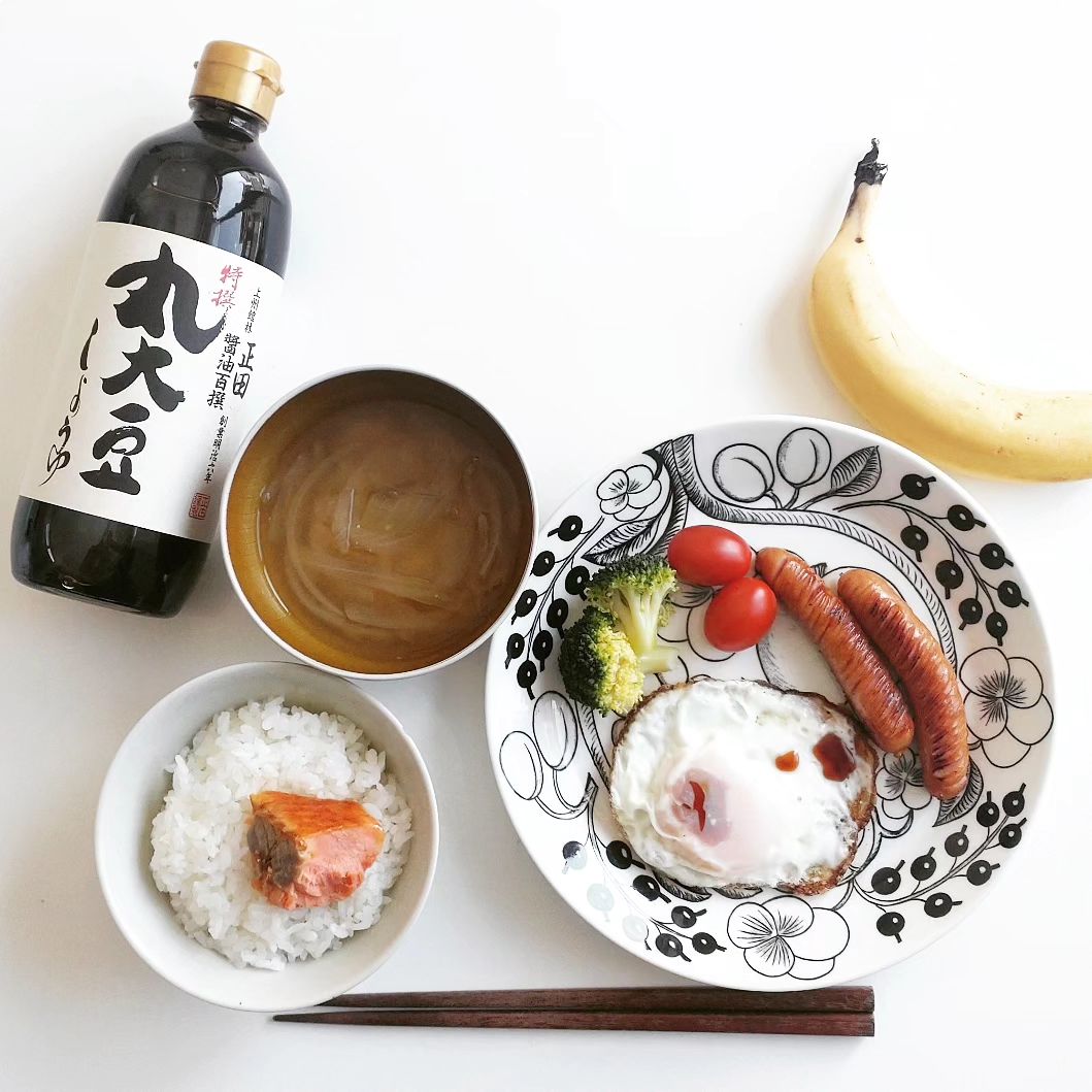 口コミ投稿：.今日の朝ご飯は、こちら。.✔焼き鮭ご飯✔玉ねぎのお味噌汁✔目玉焼きとウインナー✔ブ…