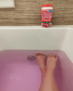 昨晩はバスセレブ　フレグランスローズの入浴剤でローズの香りを堪能🌹鮮やかなピンク色の入浴剤で、湯船に入れると可愛いピンク色に🩷フレグランスローズの香りはふんわりと心地よいし、保湿成分ローヤルゼ&hellip;のInstagram画像