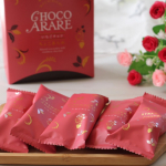 こんにちは😊今日のおやつは✨✨『ちょこあられ　化粧箱　いちごチョコ』だよ～🌠もち吉さんu0040mochidangomuraもち吉さんのあられ、おせんべいは大好きでよく食べてる私🤭&hellip;のInstagram画像