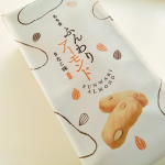 もち吉 ふんわりアーモンドきなこ味国内産のもち米に香り豊かなきなこと過フォルニア産アーモンドを練り込んだ、ふんわり食感のあられです。あられの軽い食感が食べやすくきなこの味もしっかりと感&hellip;のInstagram画像