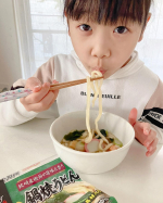 熱々のうどんをフーフーしながら食べてるのあちゃん🍲冷凍うどんは初めてだったんだけどお鍋に入れて温めるだけって作るの簡単すぎる😆なのに麺はもっちもち👍年明けうどんごちそうさまでした😋#PR #&hellip;のInstagram画像