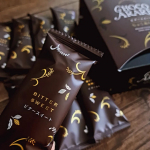 ちょこあられ 化粧箱 ビタースイート香り高い独特な香味が特徴のエクアドル産カカオを使用！！チョコレート&times;ココア生地程よく苦い大人向けの味のちょこあられ☆甘すぎないけどビターすぎない絶妙なチ&hellip;のInstagram画像