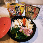 お鍋の季節ですね♡今回はあの、本物のかつお節に拘ったマルトモさんの︎︎ダシが半端ない寄せ鍋の素を使いました‼お鍋は冬になると週に１、２回、夏も作るぐらい大好きです。写真のお鍋は2人分です&hellip;のInstagram画像