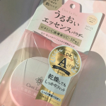 粉吹きさよならパウダー！＼セラフォア　うるおいエッセンスパウダー／乾燥が気になる季節。お顔にパウダーをのせるのをためらうとき、ありませんか？私はいつもパウダーで仕上げたいけど乾燥のせいで&hellip;のInstagram画像