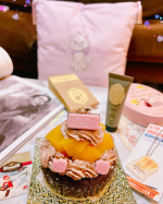 ☕️癒しの時間🌸🍓スイーツを食べるときに、最近好きなハンドクリームのクラシックで芳醇なブラックティーの香りがバランスをとってリフレッシュを感じさせてくれます。味覚、嗅覚ともに満足♡全然ベタつか&hellip;のInstagram画像