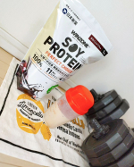 最近筋肉がなさすぎて体のトラブルが多いから、筋トレ始めてみました💪筋トレのお供にWINZONEソイ プロテイン PERFECT🍫水で溶けやすく、さっと溶かして飲めるところが好き✨風味はきなこの&hellip;のInstagram画像