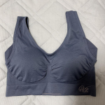 ・愛用中のナイトブラ🙌胸が綺麗に保たれてるのはこのナイトブラのおかげ🙏✨ずっとナイトブラで過ごしてたいくらいかるい着け心地で安定感もあるからほんとに重宝してます🥺これからもずつナイトブラはヴィ&hellip;のInstagram画像