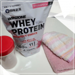 日本新薬ヘルスケア様より「WINZONE ホエイプロテイン パーフェクトチョイス サワーストロベリー風味 1kg」を体験させて頂きました！ 筋トレで少しずつ体重・体脂肪率を落としてて、プロ&hellip;のInstagram画像