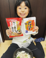 マルトモのかつお節が大好きな家族です！ピーマンとえのきに、だしの素を振りかけたあと、ふわふわ花かつおをたっぷり振りかける！！あとは3分レンジでチンすれば、無限に食べられる副菜の完成！！娘が&hellip;のInstagram画像