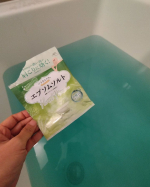 汗かきエステ気分スペシャリテエプソムソルトでリラックスバスタイム❤️2種類の入浴剤を使ったけど、どちらもポカポカで気持ちよいお風呂だったー🥰個包装で1袋100g、濃厚なお風呂の完成👏フロー&hellip;のInstagram画像