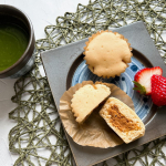先日のおやつ。米粉きな粉蒸しパンとアマニ油入り抹茶🍵***お正月で余ったきな粉できな粉蒸しパン作りました。中にもたっぷりきなこフィリング入り♡卵不使用、レンジでチンするだけでできて&hellip;のInstagram画像