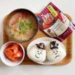 ⋆平日休みで久しぶりに次男と２人きりのお昼👦🏻節分が近いので鬼さんおにぎりと玉露園の梅たっぷりうめこんぶ茶を使った豚汁ˊ˗中身の約半分が紀州産南高梅のフリーズドライの梅干しが入っているか&hellip;のInstagram画像