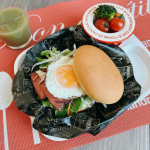 先日のブランチ。ローストビーフバーガーと「緑でサラナ」。***ちょっと寝坊したお休みの日の朝ごはん。前日の残り物（奇跡的に残ったローストビーフ2枚🤣）挟んでバーガーに🍔もうちょい野菜プラ&hellip;のInstagram画像