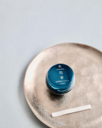 米肌のアイクリーム✨コロンとした形だけど米肌カラーの紺色の高級感あるパケ。スパチュラもついてる。使ってみると、こっくりクリーム。優しい清潔感溢れるお花のような香りが可憐に香る。&hellip;のInstagram画像