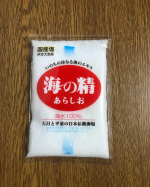 海の精あらしおっという名前の塩を使用してオニギリを作りました。みてもらったら分かると思いますが、えへへ🤣へたっぴオニギリの出来上がりです🍙普段は俵形に作ることが多い気がします。今回はフニ&hellip;のInstagram画像