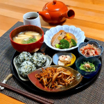 .これはイクラ丼の次の日の寄せ集めランチかな😆前夜のひろうすの残りと副菜は全て作り置きおかずから。ひろうすには、この日はブロッコリーを添えて柚子皮をトッピング(ブロッコリーも茹でてあったもので&hellip;のInstagram画像