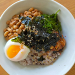 今日のお昼ご飯🍚とろねば丼♪納豆、めかぶ、なめ茸、温玉、韓国海苔＋雑穀米❤︎飲み込みそうなご飯だけど、しっかりカミカミ。雑穀米は久しぶり。炊き上がりの香りが香ばしくって、食べる前からもう美&hellip;のInstagram画像