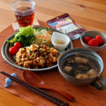 .どぉーってことないテレワークランチですが、投稿できてなかったこちら。時間のないお昼に、ぱぱっと納豆チャーハンに野菜を添えて、即席梅こんぶ茶スープスープは火を使わずに簡単🎵少し濃いめに梅こ&hellip;のInstagram画像