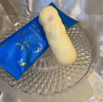𓍯おせんべいで有名なもち吉さんの新商品🫶🏻新ちょこあられ『ちょこあられ 化粧箱 ホワイトチョコ』🍫🤍あられは柔らかめで食べやすい硬さです。その周りに分厚いホワイトチョコがたっぷり付いてい&hellip;のInstagram画像