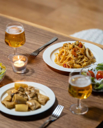 .ある日のうちの夜ご飯。本格的な美味しさだけど温めて茹でるだけの冷凍生パスタ＆ソース「nest」を食べてみました。普通の何でもない日に食べたのになんか特別感でるような美味しさ✨具材が&hellip;のInstagram画像