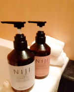 ナノファイバージェル配合✨NIJI RHYTHMIC シャンプー&トリートメント1ヶ月、続けて使ってみたよ✨髪が軽い仕上がりでまとまりが出てきて、指通りがいいです✨髪を触りたくなる🤭&hellip;のInstagram画像
