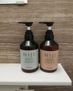 NIJI RHYTHMICシャンプー＆トリートメント&hearts;約一ヶ月使ってみたけど、これは私みたいにうねりで悩んでいる人、是非とも使ってみて欲しい✨日々のお手入れが楽になった🍀#PR #株式会社&hellip;のInstagram画像