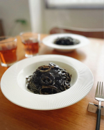 こんにちは🌧️今日小雨がパラパラ降る西宮です。夕方からまとまった雨が降る予報☔️おかげで頭痛が半端ない😅お昼は手抜きのパスタ#イカ墨パスタイカ墨パスタ初めて食べる旦那さんが『なんやこ&hellip;のInstagram画像