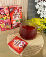 ポンパドールのハーブティーローズヒップ＆ハイビスカスをお試し🌺すごくキレイな色のハーブティー🫖🌺入れたては淡い紫色で時間がたつと、ピンクからレッドに変わりました。そしてローズヒップの香り&hellip;のInstagram画像