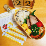 今日のお弁当🍱#チャーシュー 入り。手軽に摂取出来るハイゲンキCの粉末。1包でレモン🍋約5の分のビタミンC！こまめに摂取が必要なビタミンCが手軽に摂取出来るのは助かる！ハイゲンキCはアセロ&hellip;のInstagram画像