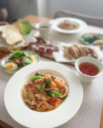 こんにちは🌧️今日は曇り空の西宮です。今日は娘さんが西宮来てからずーっと仲良くしてくれているお友達と一緒にランチに来ました❤️#イカのトマトクリームパスタ#サラダ#生ハム食べ比べ#&hellip;のInstagram画像