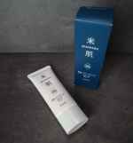 ⧉肌潤 UVエッセンスSPF35・PA+++美容液82％配合※1の肌をいたわりながら、トーンアップ効果で美しい素肌にととのえる日やけ止め美容液。なめらかなタッチでのび広がり、くすみや色ムラ・毛穴&hellip;のInstagram画像