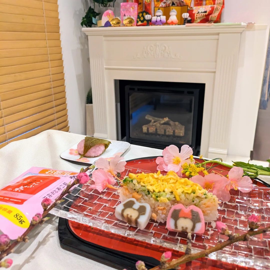 口コミ投稿：🎎明日は雛祭り🎎牛乳パックの型で作る⬜白米、🩷鮭、🟩ブロッコリー3色の、菱餅型のちら…