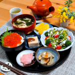 .これは ひなまつりの次の次の日のおうちランチかな？(次の日はそのままスライドだったので😂)まだ いくらが残ってたので 昼からちょっぴり贅沢にいくら丼😁お吸い物はまたしても @asahi_&hellip;のInstagram画像