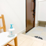 .大容量のポンプ式で使いやすい日焼け止め𖤐ˊ˗　　　玄関に置いておけばお出掛け前にサッと塗って行ってきまーす👋✨　　ポンプ式だから娘も自分で出して塗る事ができるよ✌︎⸝⋆　　　&hellip;のInstagram画像