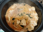 お水がいらないシリーズ『札幌味噌ラーメン』を2つまとめて鍋風にしたら、ボリューム満点！！水餃子、もやし、気持ち程度のわかめを足して、ほかほかな夕飯にした😋キンレイさんのお水がいらないシリーズ、便利すぎ&hellip;のInstagram画像