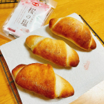 今日は#塩パン 🥐焼きました！こんな時間に。。。笑桜🌸の塩でほんのり桜風味🌸海の精ショップさんの桜の塩。1gづつの個包装になっているので使いやすい！！桜塩振ってから焼いたからほんのりピンク&hellip;のInstagram画像